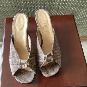 LOW HEEL SLIDE SANDALS